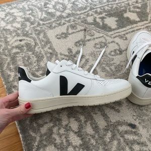 Veja V-10 Laceup Sneaker Size 40